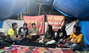 Suasana diskusi para aktivis di tenda perjuangan Aliansi Serbu PT. PAP pada malam hari