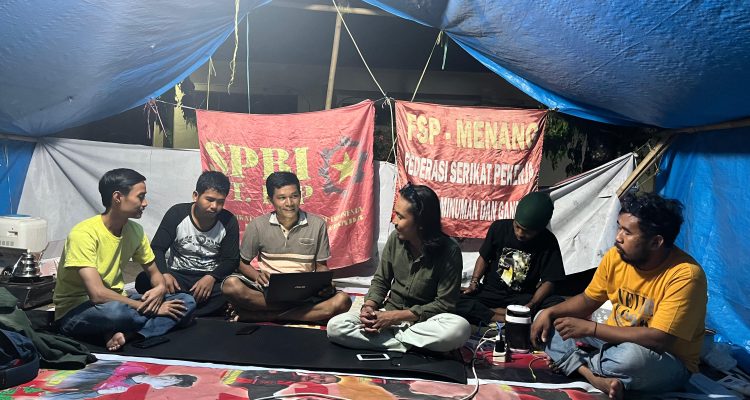 Suasana diskusi para aktivis di tenda perjuangan Aliansi Serbu PT. PAP pada malam hari